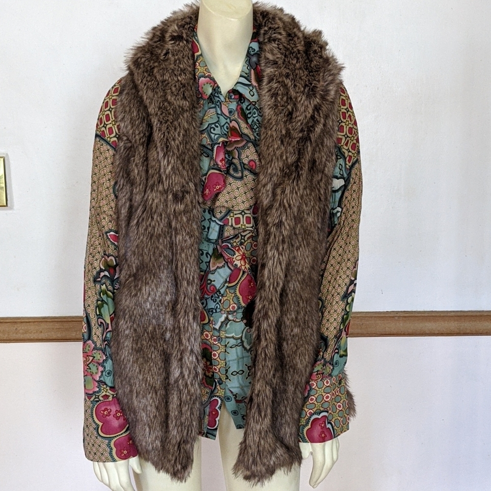 Coffeeshop Faux Fur Vest size Medium - Picture 3 of 9